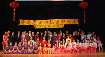 中国侨网一些华夏东部中文学校的妈妈们，也是马咏艺术团的成员，他们表演的秧歌手帕舞蹈充分演绎出田园少女的欢快生活。(美国《侨报》)
