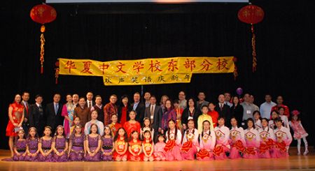 中国侨网一些华夏东部中文学校的妈妈们,也是马咏艺术团的成员,他们表演的秧歌手帕舞蹈充分演绎出田园少女的欢快生活。(美国《侨报》)