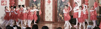 中国侨网舞蹈《开门红》。(法国《欧洲时报》意大利版/张锐 摄)