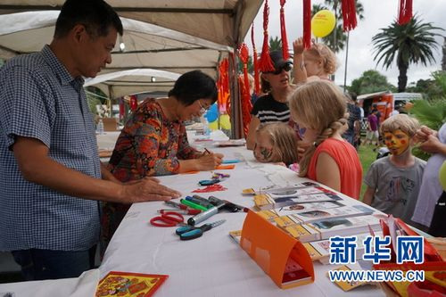 中国侨网孔院老师与孩子们现场互动剪纸