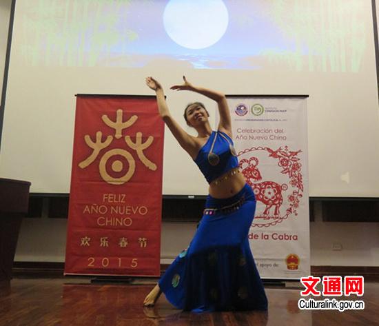 中国侨网志愿者老师表演的孔雀舞。