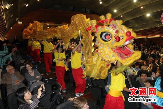中国侨网各会场舞龙表演。