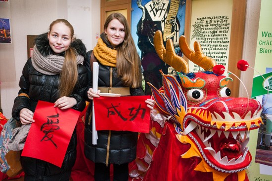 中国侨网学生展示老师及自己的书法作品