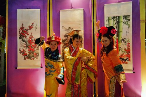 中国侨网外国友人们对中国传统服装大感兴趣。