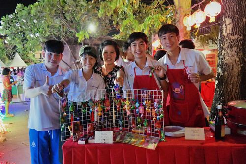 中国侨网中国结展台大受人们欢迎。