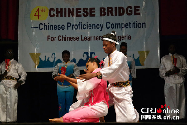 中国侨网尼日利亚学生深情演绎中国传统舞蹈《梁祝》 张威伟 摄