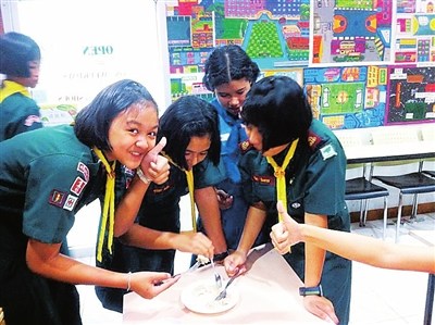 中国侨网泰国学生包饺子