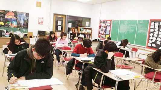 中国侨网奔腾分校的考场。(美国《侨报》)