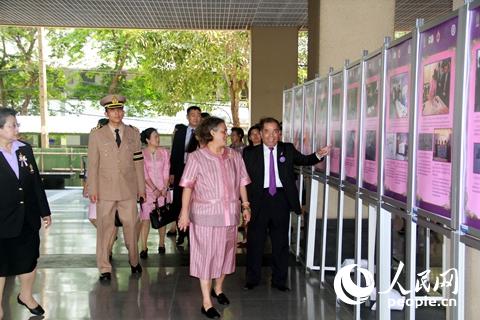 中国侨网诗琳通公主殿下在朱大孔子学院泰方院长马克仁博士、中方院长韩圣龙博士、高级顾问傅增有教授陪同下参观了展览。（张华进 摄）
