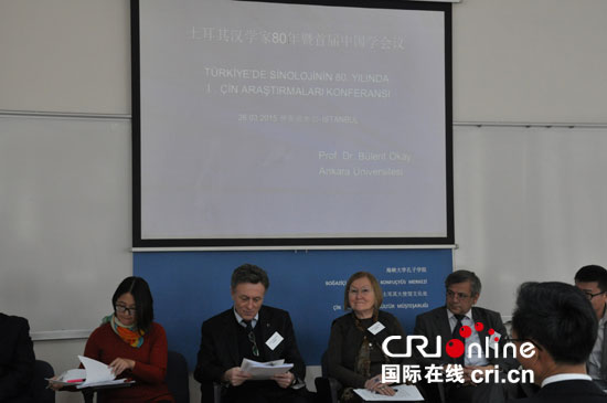 中国侨网土耳其汉学家在研讨会上发言。