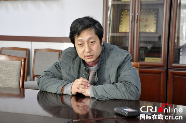 中国侨网佩奇大学中医孔子学院派驻教师邱昌龙博士 摄影:王聿??