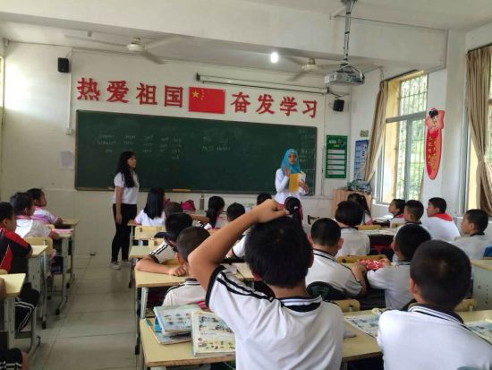 中国侨网印尼留学生在开展支教活动。