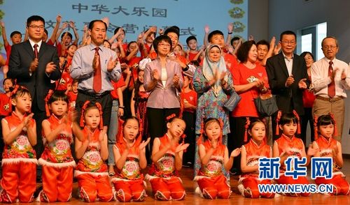 中国侨网文莱文化、青年与体育部副部长阿迪娜 (右4)、中国驻文莱大使杨健(中)等与文莱中华中学表演的学生合影留念。记者 郑捷/摄