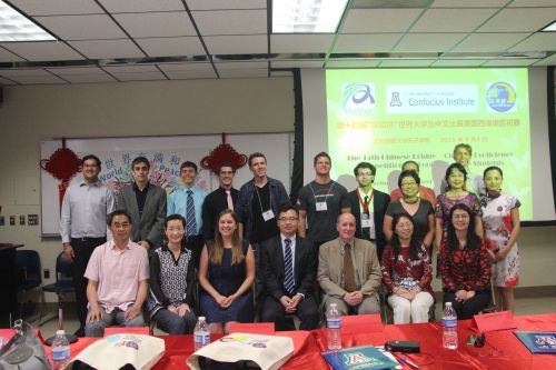 中国侨网选手与评委老师们合影。(美国侨报网/亚利桑那大学孔子学院供图)