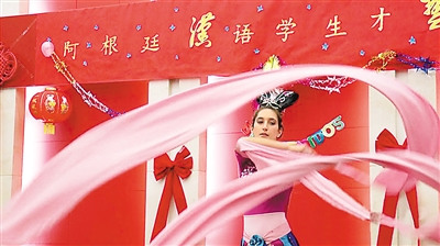 中国侨网在中国驻阿根廷使馆举行的“阿根廷汉语学生才艺汇演”上,罗萨里奥大学学生在表演舞蹈《飞天》。