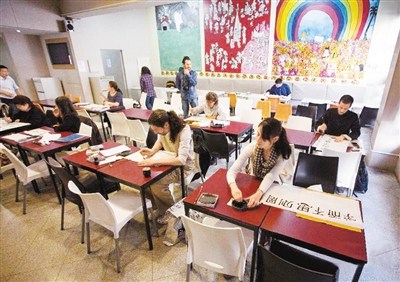 中国侨网 布宜诺斯艾利斯大学孔子学院学生在练习书法。(新华社发)