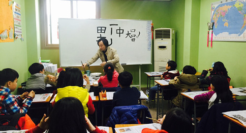 中国侨网李亭老师在教授中国书法课。