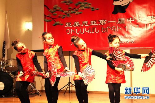 中国侨网埃里温契科夫学校的孩子们穿插表演舞蹈 新华网记者 魏大方 摄