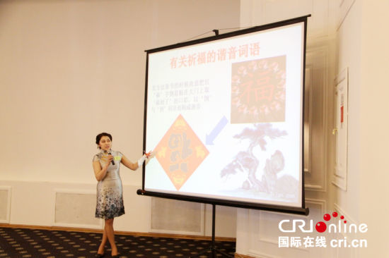 中国侨网选手在讲解汉语中与祈福有关的谐音词语
