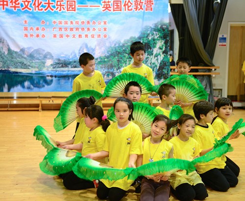 中国侨网舞蹈《茉莉花》。（英国中文教育促进会）