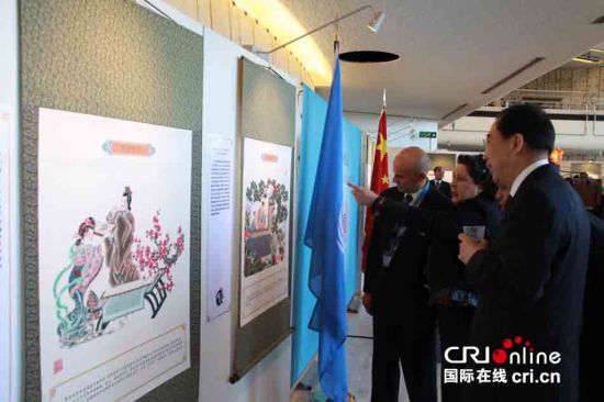 中国侨网中国常驻日内瓦大使吴海龙陪同观看展览。