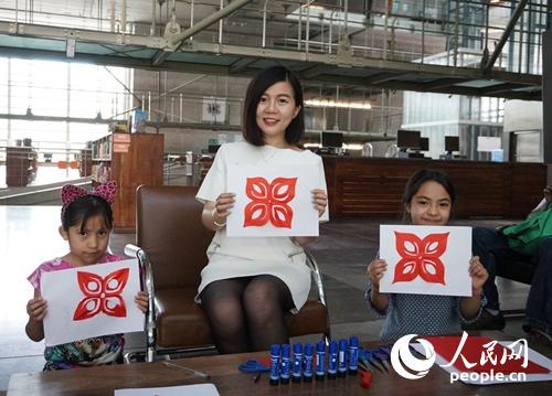 中国侨网墨西哥小朋友与孔院教师一起展示剪纸成果