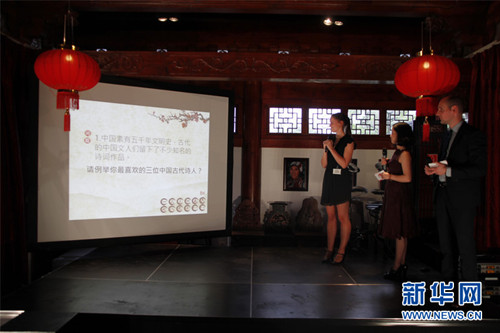中国侨网4月26日,比利时布吕热莱特市天堂动物园,“汉语桥”选手在回答问题。(吴昌荣 摄)