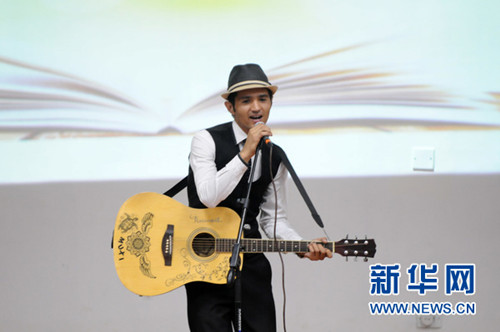 中国侨网阿迪卜在比赛中演唱中文歌曲。（艾哈迈德·卡迈勒 摄）