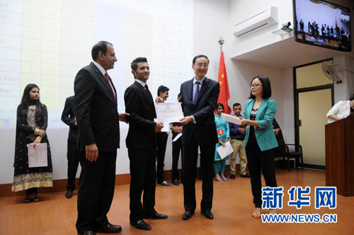 中国侨网中国驻巴基斯坦大使孙卫东（右二）向获得“汉语桥”巴基斯坦赛区决赛一等奖的阿迪卜颁发证书。（艾哈迈德·卡迈勒 摄）