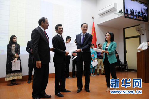 中国侨网中国驻巴基斯坦大使孙卫东(右二)向获得“汉语桥”巴基斯坦赛区决赛一等奖的阿迪卜颁发证书。(艾哈迈德·卡迈勒 摄)