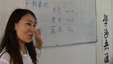 中国侨网中文教师在教授汉语