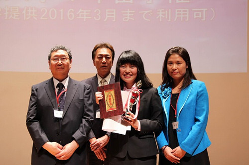 中国侨网八幡优希同学与颁奖嘉宾合影。（日本《中文导报》）