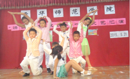 中国侨网一年级小朋友表演《小苹果》