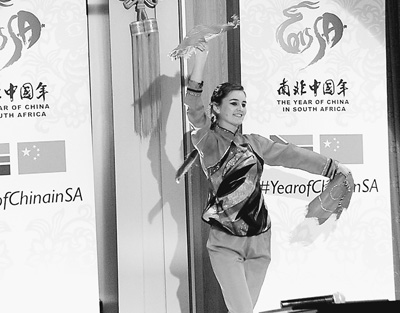 中国侨网南非比勒陀利亚斐京华侨公学选手柯莉莎正在表演手绢舞。(蒋安全 摄)