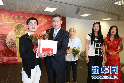 中国侨网金泽琛(左)夺得本次比赛第一名。(林惠芬 摄)