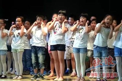 中国侨网华侨华人中文学校低年级学生表演。（西班牙欧浪网）