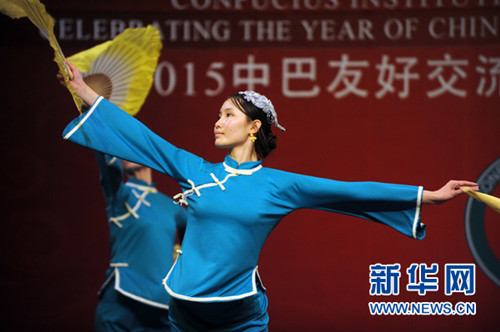 中国侨网一位演员在巴基斯坦伊斯兰堡表演汉族民间舞蹈《秧歌情》 。（黄宗治 摄）