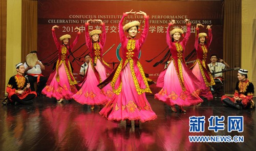 中国侨网演员在巴基斯坦伊斯兰堡表演配乐群舞《且比亚特木卡姆》片段。（黄宗治 摄）