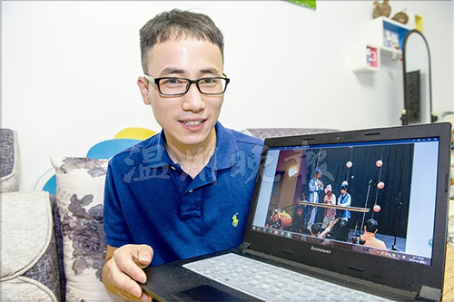 中国侨网胡捷敏 永嘉人,28岁,曾是永嘉黄屿小学的一名英语老师。去年3月,他报名申请国家汉办的孔子学院汉语教师项目,通过了笔试、心理测试、面试及20多天的强化培训,从众多高手中脱颖而出,去年6月份接到录取通知。