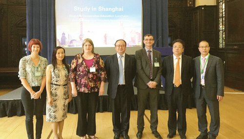 中国侨网中国驻英国大使馆教育处公使衔参赞沈阳(中)同与会中英校方代表。(法国《欧洲时报》/杨扬 摄)
