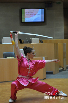 中国侨网图卢兹孔子学院学生德波尔多丽在才艺展示环节舞起太极剑和红缨枪