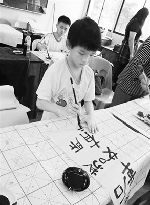 中国侨网图为马来西亚一所华文独立中学的学生在练习书法