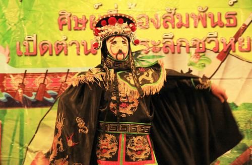 中国侨网高三学生为大家表演京剧变脸