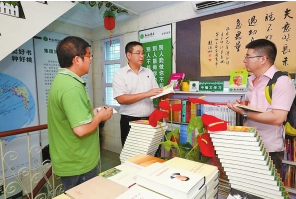 中国侨网采访组在曼德勒新知华文书局采访