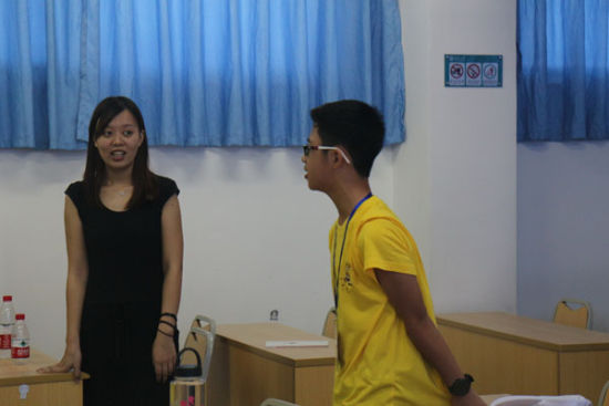 中国侨网印尼的小营员正在给老师演唱当地流行曲