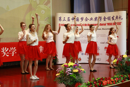 中国侨网布大中文系学生表演“小苹果”