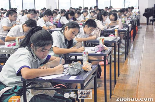 中国侨网来自80多所中学的代表在新蕾奖华文创作比赛现场发挥想象力,挥洒创意。(新加坡《联合早报》)