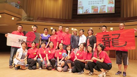 第二届美国中西部地区“2015中华文化大乐园夏令营”7月6日举行开营仪式。后排左六起,四川外事侨办孙胜、瑞柏市市长夫琪丽可、岑建德领事,希林会长杨八林。(美国《侨报》/萧芸芝)