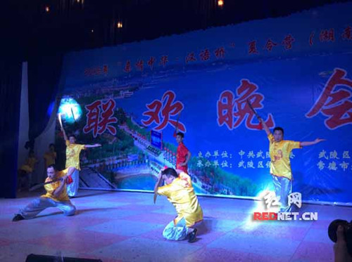 常德青少年与华裔青少年共同演绎的武术《男儿当自强》