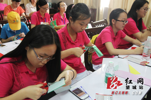 孩子们纷纷挥舞起剪刀,不一会儿,小鱼儿、大公鸡,一个个可爱的小动物便活灵活现地呈现在大家面前